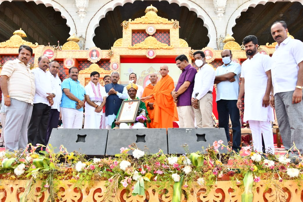 12 Achievers awarded with Sri Nalwadi Krishnaraja Wodeyar Award in Mysuru