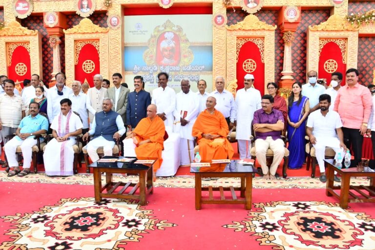 ಆದಿಚುಂಚನಗಿರಿ ಜಗದ್ಗುರುಗಳ ಸಮ್ಮುಖದಲ್ಲಿ 12 ಮಂದಿ ಸಾಧಕರಿಗೆ ಶ್ರೀ ನಾಲ್ವಡಿ ಕೃಷ್ಣರಾಜ ಒಡೆಯರ್ ಪ್ರಶಸ್ತಿ ಪ್ರದಾನ 6 12 Achievers awarded with Sri Nalwadi Krishnaraja Wodeyar Award in Mysuru