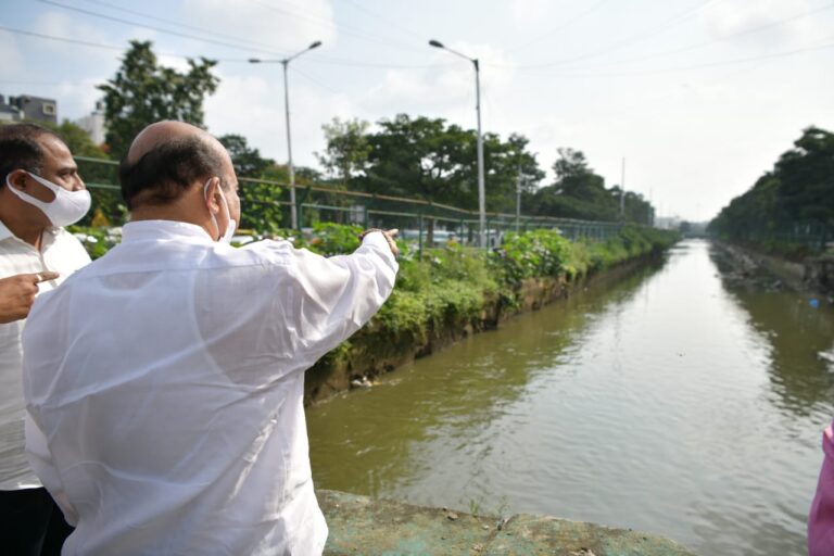ಬೆಂಗಳೂರು ಒಳಚರಂಡಿ ವ್ಯವಸ್ಥೆ ಸರಿಪಡಿಸಲು ಮಾಸ್ಟರ್ ಪ್ಲಾನ್ : ಮುಖ್ಯಮಂತ್ರಿ 7 Bommai inspecting SWD with Satish Reddy and Gaurav Gupta2