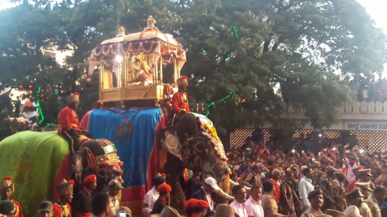 ಇದೇ ಮೊದಲ ಬಾರಿಗೆ ಚಾಮುಂಡಿಬೆಟ್ಟದಿಂದ ಅರಮನೆಗೆ ನಾದಸ್ವರ, ಕಲಾತಂಡದೊಂದಿಗೆ ಅಂಬಾರಿ ಉತ್ಸವ ಮೂರ್ತಿ 3 Dasara Ambari