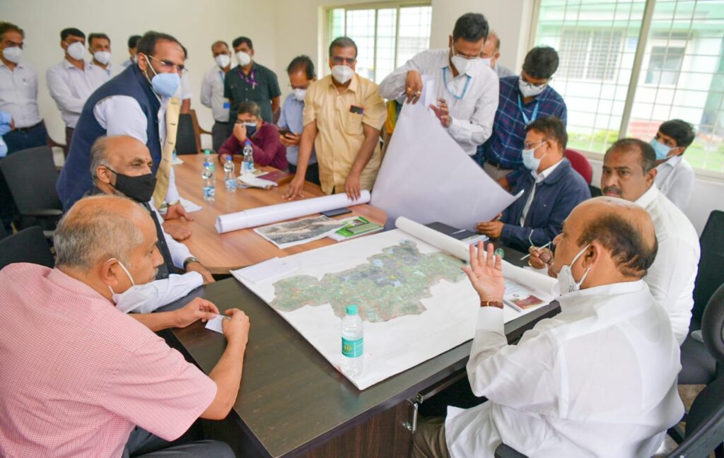 Karnataka Chief Minister visits flood affected areas of HSR Layout2