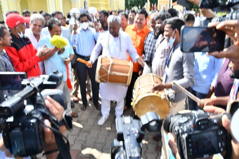 ಸಚಿವ ಎಸ್.ಟಿ.ಸೋಮಶೇಖರ್ ರಿಂದ ಡೋಲು ಬಡಿತ, ವೀರಗಾಸೆ ಕುಣಿತ 1 Karnataka Minister ST Somashekhar actively participates in Mysore Dasara Procession