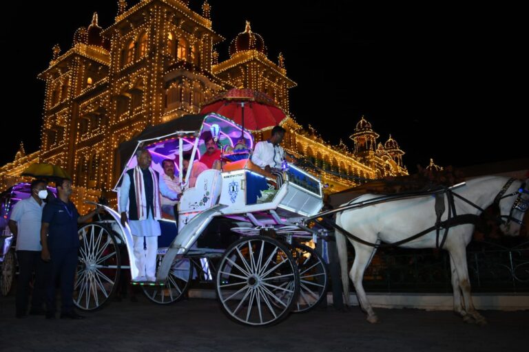 ದಸರಾ ಸಾಂಸ್ಕೃತಿಕ ಕಾರ್ಯಕ್ರಮಕ್ಕೆ ಟಾಂಗಾದಲ್ಲಿ ಆಗಮಿಸಿದ ಸಚಿವ ಎಸ್.ಟಿ.ಸೋಮಶೇಖರ್ 7 Karnataka Minister ST Somashekhar arrives in Tonga for Dasara cultural event