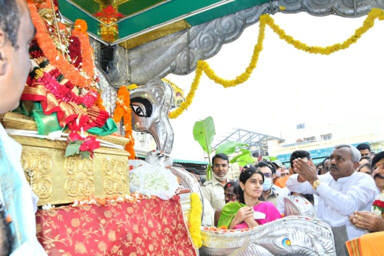 ಚಾಮುಂಡಿ ಬೆಟ್ಟದಲ್ಲಿ ಶ್ರೀಚಾಮುಂಡೇಶ್ವರಿ ಉತ್ಸವ ಮೂರ್ತಿಗೆ ಸಚಿವ ಎಸ್.ಟಿ.ಸೋಮಶೇಖರ್ ಚಾಲನೆ 2 Karnataka Minister ST Somashekhar drives pooja at Sri chamundeshwari statue at Chamundi Hill to kick start Dasara Festival