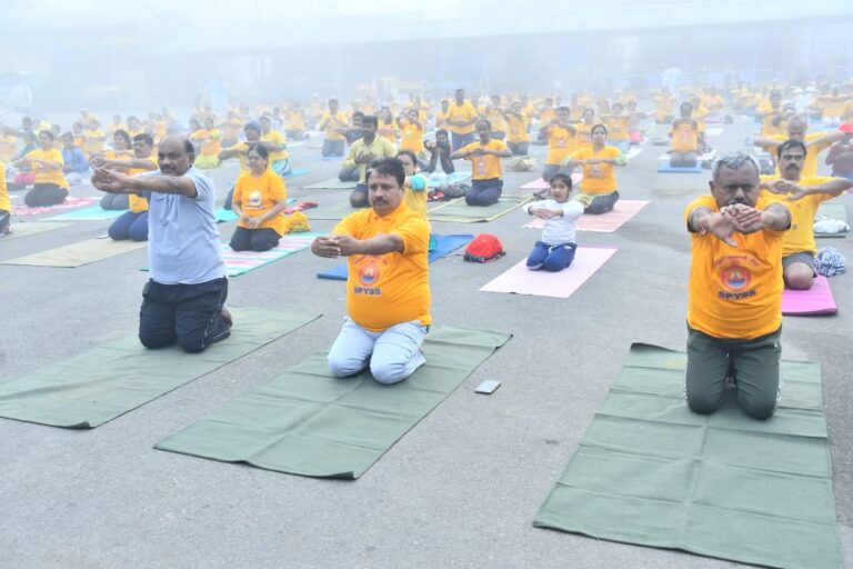 ಪತಂಜಲಿ ಯೋಗ ಕಾರ್ಯಕ್ರಮದಲ್ಲಿ ಸಚಿವ ಎಸ್.ಟಿ. ಸೋಮಶೇಖರ್ ರವರಿಂದ ದುರ್ಗಾ ನಮಸ್ಕಾರ 2 Karnataka Minister Somashekhar performs Durga Namaskara at Patanjali's Yoga Program in Mysuru