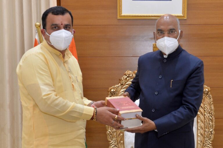 ರಾಷ್ಟ್ರಪತಿಗಳಿಗೆ ರಾಮಾಯಣ ದರ್ಶನಂ ಮತ್ತು ಪರ್ವ ಕಾದಂಬರಿ ಕೊಡುಗೆ ನೀಡಿದ ಸಚಿವ ಸುನಿಲ್ ಕುಮಾರ್ 2 Karnataka presents Ramayana Darshanam to president