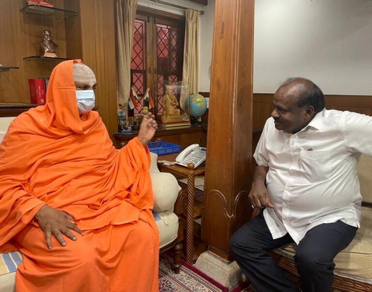 Kumaraswamy with Suttur Math swamiji