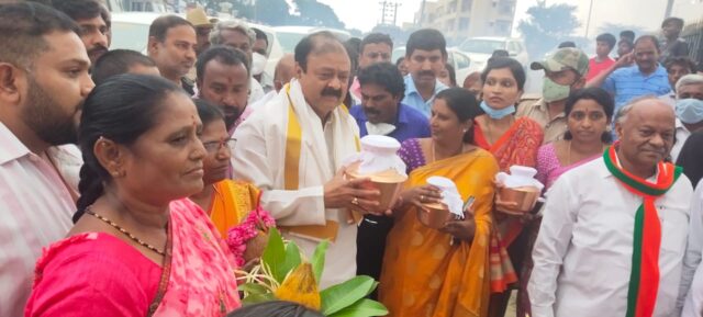 Minister Narayana Gowda distributes Cauvery Theertha to Mandya people