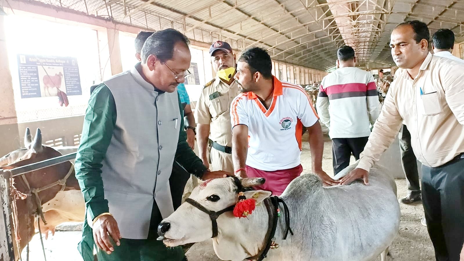 Karnataka Animal Husbandry Minister Visit Kolhapur's kaneri math