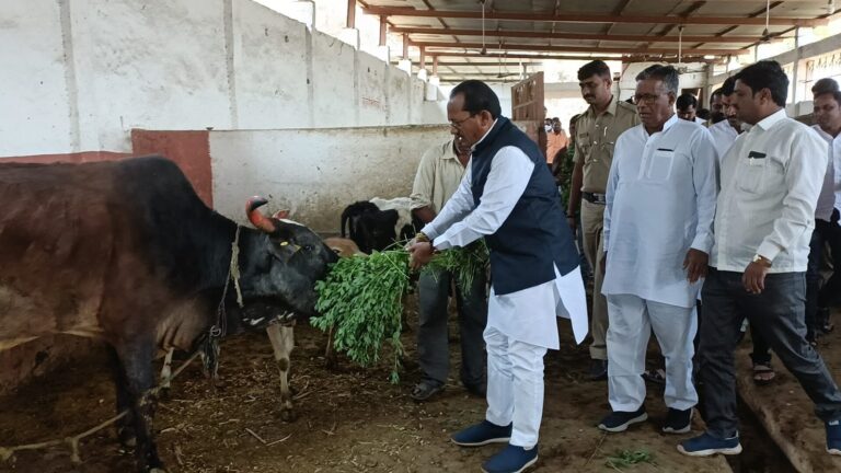 Karnataka Minister Prabhu Chavan visits 100 year old Goshala in Aurangabad