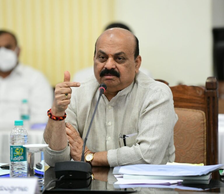 ಜನಸಂಪರ್ಕ ಬೆಳೆಸಿಕೊಳ್ಳಿ: ಸಿಇಓಗಳಿಗೆ ಮುಖ್ಯಮಂತ್ರಿ ಸಲಹೆ 7 Ranking System for Zilla Panchayat CEOs says Karnataka Chief MinisterZP CEOs should visit villages to find solutions to citizen's problem; directs Karnataka Chief Minister