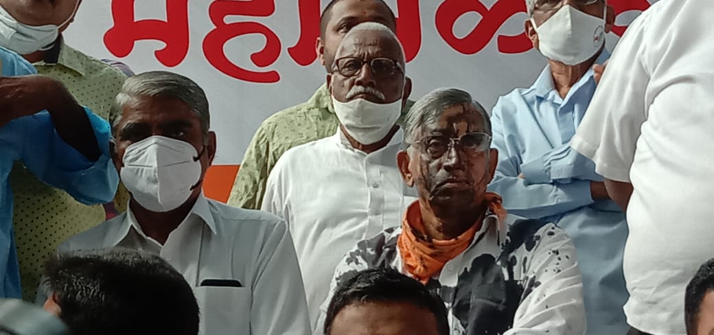 Pro-Kannada activists allegedly hurl black ink on MES leader Deepak Dalvi