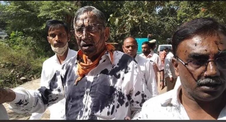 Pro-Kannada activists allegedly hurl black ink on MES leader Deepak Dalvi
