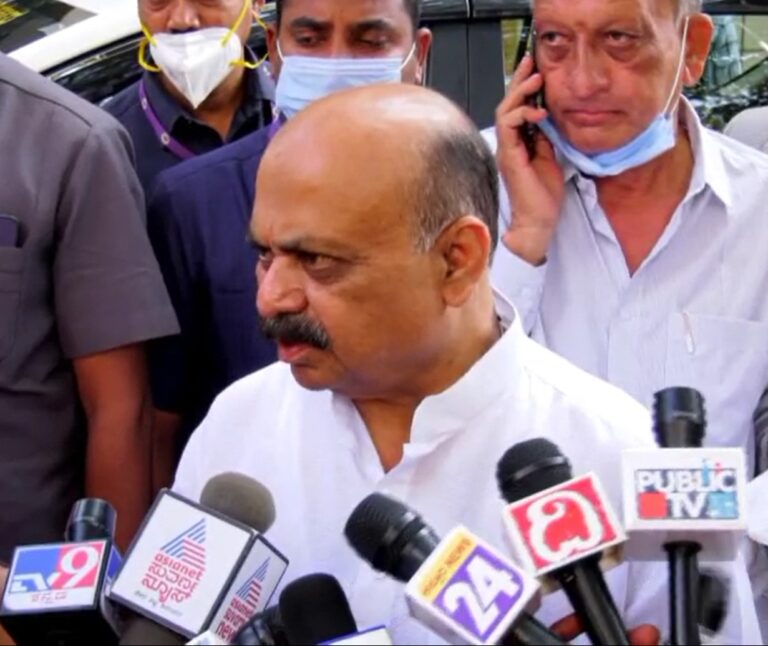 ಓಮಿಕ್ರಾನ್ ಹೆಚ್ಚಳದ ಬಗ್ಗೆ ನಾಳೆ ತಜ್ಞರೊಂದಿಗೆ ಚರ್ಚಿಸಿ ತೀರ್ಮಾನ: ಬೊಮ್ಮಾಯಿ 10 Omicron Scare: Karnataka to hold Discussion with experts tomorrow