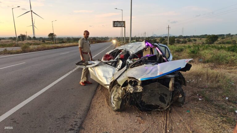 ಕರ್ನಾಟಕದ ದಾವಣಗೆರೆ ಬಳಿ ಕಾರು ಡಿವೈಡರ್ಗೆ ಡಿಕ್ಕಿ: 7 ಮಂದಿ ಸಾವು 10 7 killed as car hits divider near Davangere in Karnataka