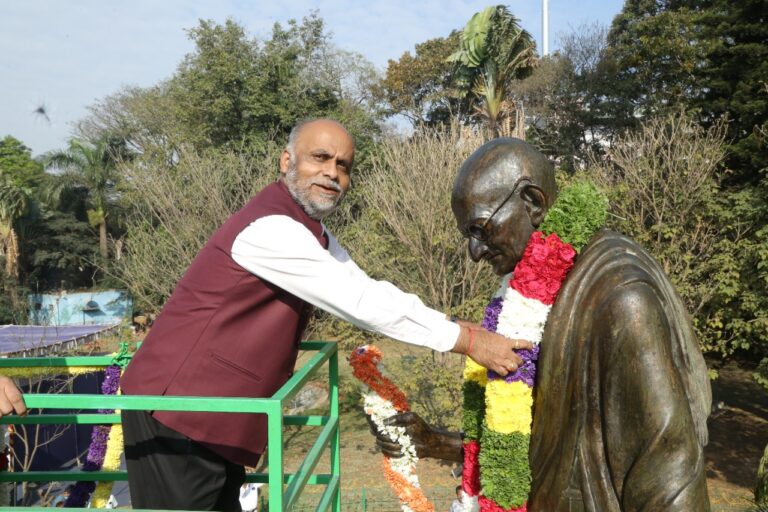 ಸರ್ವೋದಯ ದಿನಾಚರಣೆ ಅಂಗವಾಗಿ ಗಾಂಧೀಜಿರವರ ಪ್ರತಿಮೆಗೆ ಗೌರವ ಸಮರ್ಪಣೆ 8 BBMP administrator paid Homage to Gandhiji's statue as a part of Sarvodaya Day