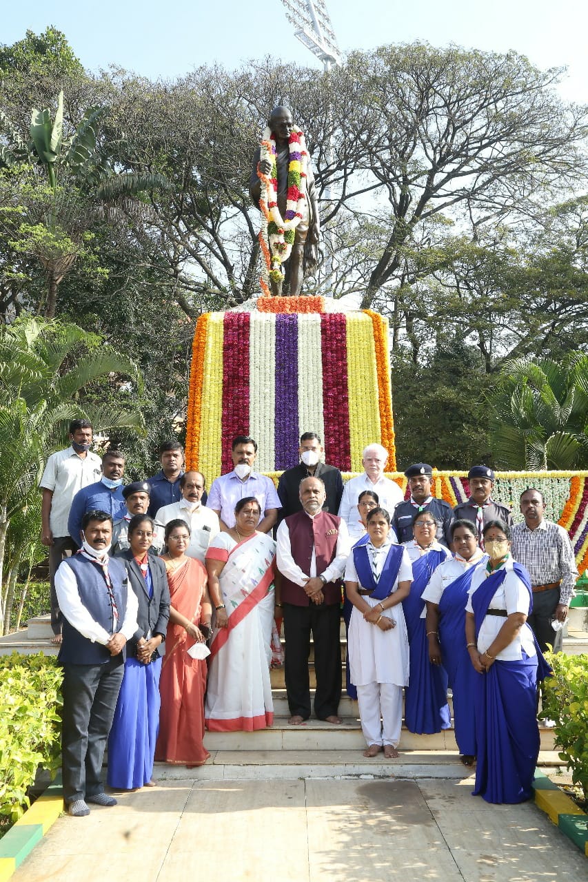 BBMP administrator paid Homage to Gandhiji's statue as a part of Sarvodaya Day