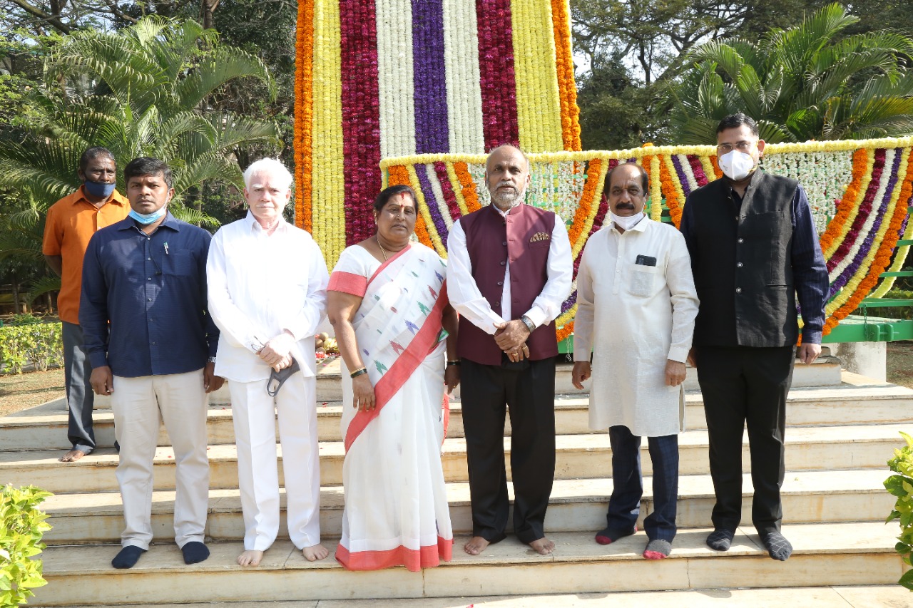 BBMP administrator paid Homage to Gandhiji's statue as a part of Sarvodaya Day