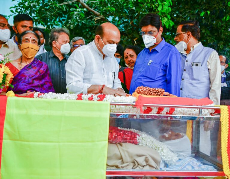 ಸಕಲ ಪೊಲೀಸ್ ಗೌರವಗಳೊಂದಿಗೆ ಚಂಪಾ ಅಂತ್ಯಕ್ರಿಯೆ: ಸಿಎಂ ಬಸವರಾಜ ಬೊಮ್ಮಾಯಿ 4 Champa funeral with all police honors Karnataka CM Basavaraj Bommai