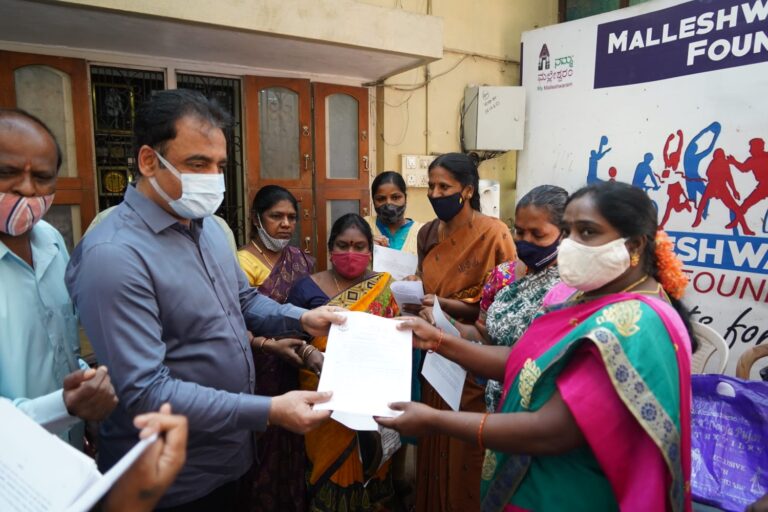 ಆದಿಜಾಂಬವ ನಿಗಮದಿಂದ 16 ಮಹಿಳೆಯರಿಗೆ ಕಿರುಸಾಲ ಪತ್ರ ವಿತರಣೆ 3 Distribution of Minority Letters to 16 Women by Adizambawa Corporation in Karnataka