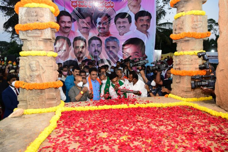 Karnataka Chief Minister pays tribute to Nadaprabhu Kempegowda