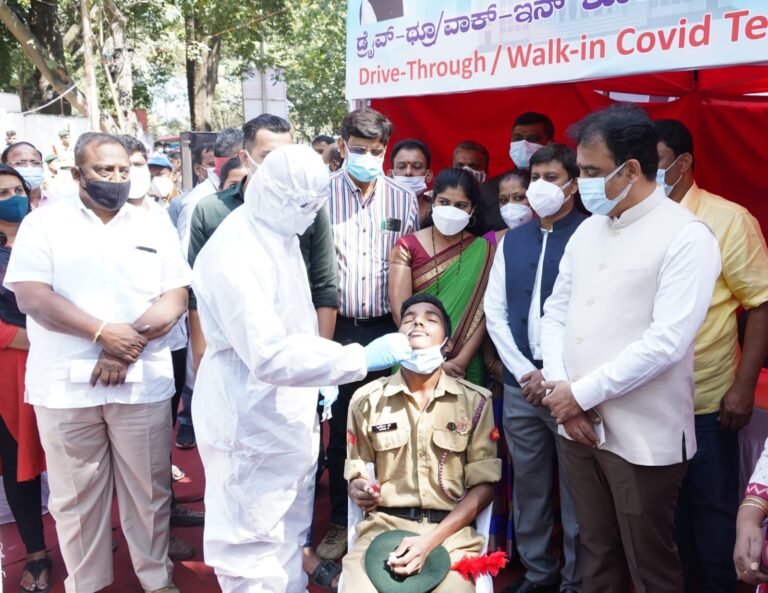 ಮಲ್ಲೇಶ್ವರಂ: ಕೊರೋನಾ ಪರೀಕ್ಷೆಗೆ ವಿನೂತನ ಡ್ರೈವ್ ಥ್ರೂ/ವಾಕ್ ಇನ್ ವ್ಯವಸ್ಥೆ 10 Malleswaram An innovative drive thru walk-in system for Corona testing