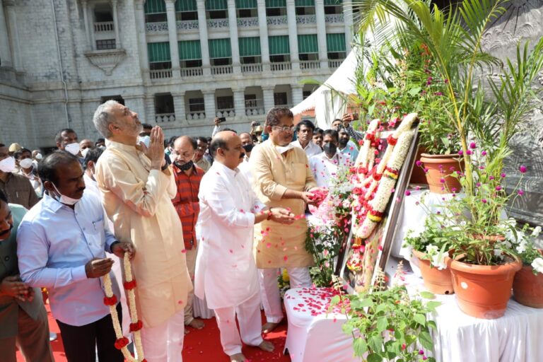 ಸರ್ವೋದಯ ದಿನಾಚರಣೆ: ಮಹಾತ್ಮಾ ಗಾಂಧೀಜಿಯವರ ಪ್ರತಿಮೆಗೆ ಮಾಲಾರ್ಪಣೆ 7 Sarvodaya Day Karnataka CM paid Homage to Mahatma Gandhi