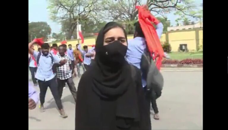 A #Muslim student was gheraoed by a group of students raising #jaisriram wearing #saffronshawls at #PES in college opposing them #MuslimGirls1