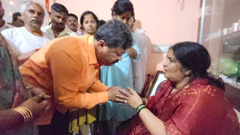 ಬಜರಂಗ ದಳದ ಕಾರ್ಯಕರ್ತ ಹರ್ಷನ ಕುಟುಂಬಕ್ಕೆ 7.17 ಲಕ್ಷ ಆರ್ಥಿಕ ನೆರವು ನೀಡಿದ ಶಾಸಕ ರೇಣುಕಾಚಾರ್ಯ 6 BJP MLA hands over Rs 7.17 lakh to Bajrang Dal activist Harsha's family