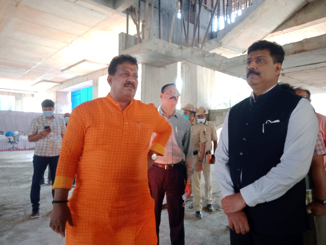ಡಿಸೆಂಬರ್ ಗೆ ಹೂವು-ಹಣ್ಣು ವ್ಯಾಪಾರಿಗಳಿಗೆ ಮಲ್ಲೇಶ್ವರಂ ಮಾರುಕಟ್ಟೆ ಸಿದ್ಧ: ಬಿಡಿಎ ಅಧ್ಯಕ್ಷ ಎಸ್.ಆರ್.ವಿಶ್ವನಾಥ್ ಹೇಳಿಕೆ 2 Malleswaram market to be ready by December BDA Chairman SR Vishwanath