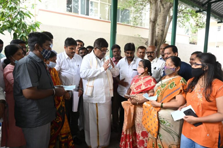 Karnataka Excise minister distributes Rs 1 lakh each compensation to 93 families died due to covid-19