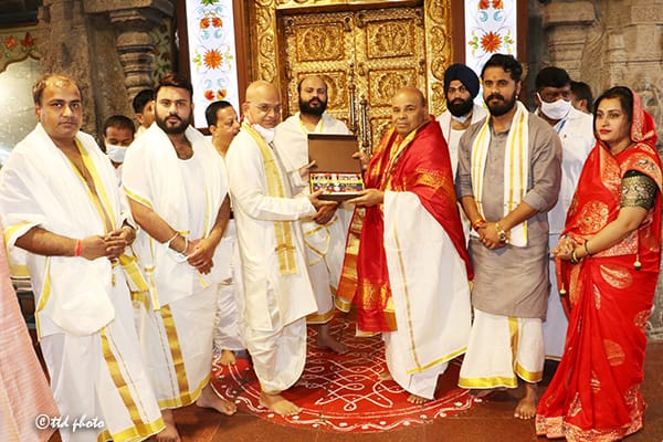 Karnataka Governor Gehlot pays obeisance to Lord Venkateshwara at Tirumala