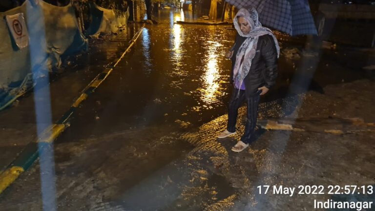 ಬೆಂಗಳೂರು ಪ್ರವಾಹದ 'ಅನಾಹುತ': SWD ಉನ್ನತ ಅಧಿಕಾರಿಯನ್ನು ಬದಲಾಯಿಸಲು ಸಿಎಂ ನಿರ್ದೇಶನ 4 BBMP's Storm Water Drain Chief Engineer Suguna inspecting at Indiranagar during Tuesday's (May 17) heavy rains.