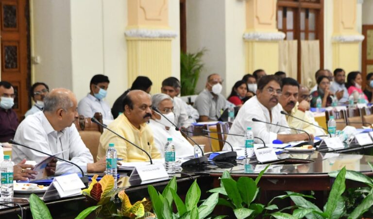 ಭ್ರಷ್ಟಾಚಾರ ಸಹಿಸಲ್ಲ, ವಿಳಂಬ ಧೋರಣೆ ಒಪ್ಪಲ್ಲ:ಮುಖ್ಯಮಂತ್ರಿ ಬಸವರಾಜ ಬೊಮ್ಮಾಯಿ 9 Karnataka CM Basavaraj Bommai addressing deputy commissioner's meeting at Vidhana Soudha on Sunday.