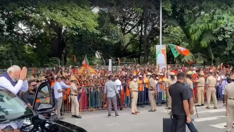 Prime Minister Narendra Modi greeted people on Bangalore street