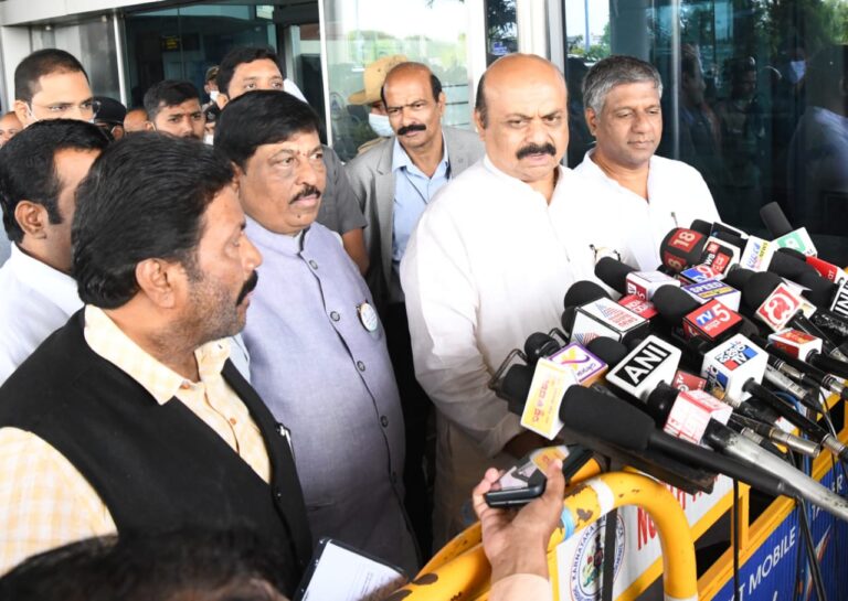 ಪಿಎಂ ಆವಾಸ್ ಯೋಜನೆಯಡಿ 18 ಲಕ್ಷ ಮನೆಗಳ ನಿರ್ಮಾಣ 6 Bommai at Hubli Airport.jpg2
