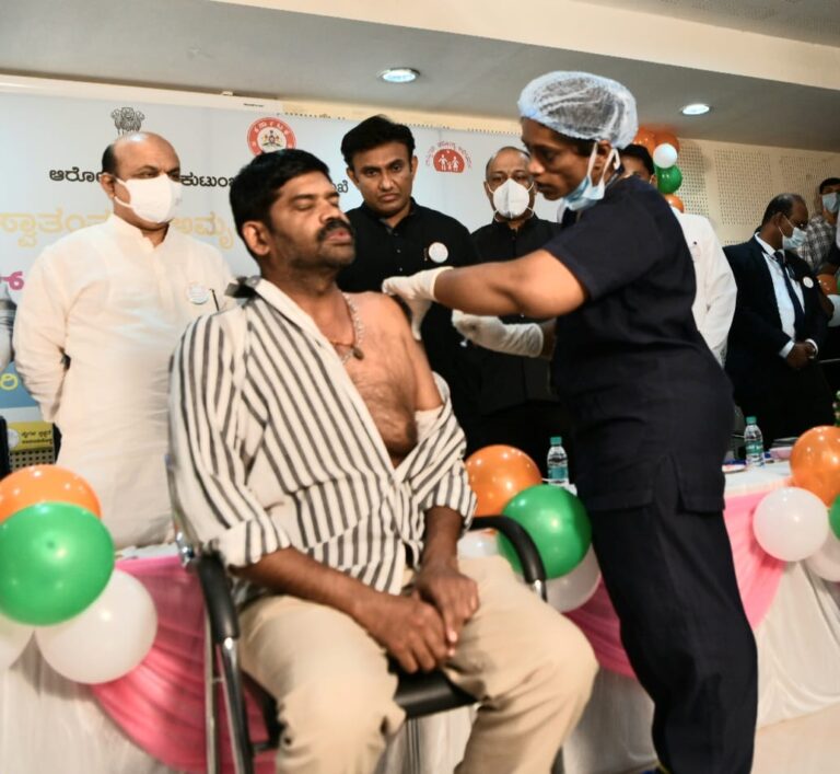 ಮುಂದಿನ 75 ದಿನಗಳವರೆಗೆ ಉಚಿತ ಮುನ್ನೆಚ್ಚರಿಕಾ ಡೋಸ್ ಕೋವಿಡ್ ಲಸಿಕೆ ಪಡೆಯಲು ಮುಖ್ಯಮಂತ್ರಿಗಳ ಕರೆ 2 Booster dose necessary to beat residual effect of COVID-19 Karnataka CM Bommai