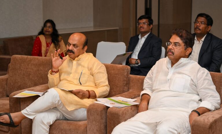 ಸಂತ್ರಸ್ತರಿಗೆ ವ್ಯವಸ್ಥಿತವಾಗಿ ಪರಿಹಾರ ನೀಡಿ, ಹಾನಿಯ ಕುರಿತು ಜಂಟಿ ಸಮೀಕ್ಷೆ ನಡೆಸಿ: ಮುಖ್ಯಮಂತ್ರಿ ಬಸವರಾಜ ಬೊಮ್ಮಾಯಿ 4 Systematically compensate victims, conduct joint survey of damage: Chief Minister Basavaraj Bommai