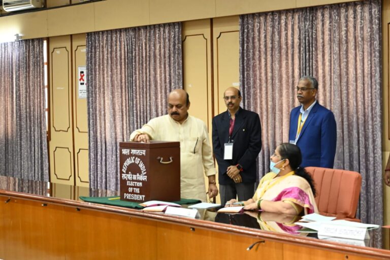 ರಾಷ್ಟ್ರಪತಿ ಚುನಾವಣೆಗೆ ಕರ್ನಾಟಕದಲ್ಲಿ ಮತದಾನ ನಡೆಯುತ್ತಿದೆ 3 Voting underway in Karnataka for Presidential election