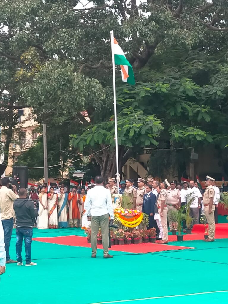 ಬೆಂಗಳೂರಿನ ಚಾಮರಾಜಪೇಟೆಯ ಈದ್ಗಾ ಮೈದಾನದಲ್ಲಿ ಬಿಗಿ ಭದ್ರತೆಯ ನಡುವೆ ಐತಿಹಾಸಿಕ ತ್ರಿವರ್ಣ ಧ್ವಜಾರೋಹಣ 8 Amid tight security, tricolour hoisted at Chamarajpet Idgah Maidan in Bengaluru2