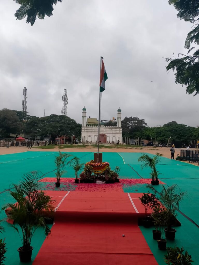 ಈದ್ಗಾ ಮೈದಾನ: 'ಕಾನೂನು ಮತ್ತು ನ್ಯಾಯಾಲಯದ ಆಜ್ಞೆಯನ್ನು ಪರಿಪಾಲಿಸಲಾಗುವುದು' 1 Amid tight security, tricolour hoisted at Chamarajpet Idgah Maidan in Bengaluru2