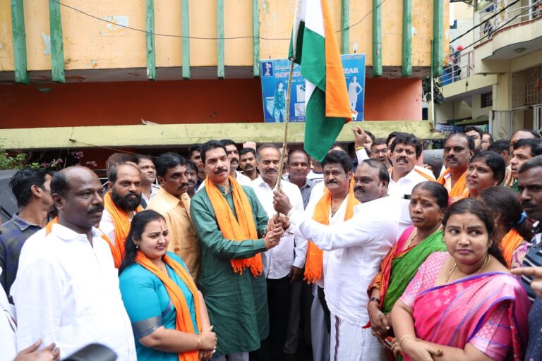 ಬಿಜೆಪಿ ಅಧ್ಯಕ್ಷ ನಳಿನ್ ಕುಮಾರ್ ಕಟೀಲ್ ರವರಿಂದ ದಲಿತ ನಾಯಕರಾದ ಐ ಪಿ ಡಿ ಸಾಲಪ್ಪ ನಿವಾಸಕ್ಕೆ ತೆರಳಿ ಅವರು ಪುತ್ರಕ್ಕೆ ತ್ರಿವರ್ಣ ಧ್ವಜವನ್ನು ನೀಡಲಾಯಿತು 10 BJP president Nalin Kumar Kateel went to residence of Dalit leader IPD Salappa and presented tricolor to his son
