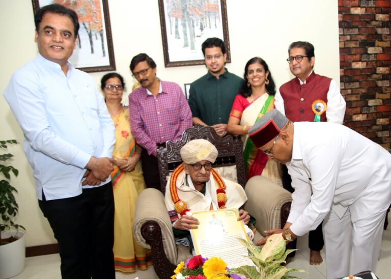 ಸ್ವಾತಂತ್ರ್ಯ ಹೋರಾಟಗಾರರ ಮನೆಗೆ ಖುದ್ದಾಗಿ ತೆರಳಿ ಗೌರವ ಸಲ್ಲಿಸಿದ ರಾಜ್ಯಪಾಲರು 8 Quit India Karnataka Guv visits house of freedom fighters, honours them2