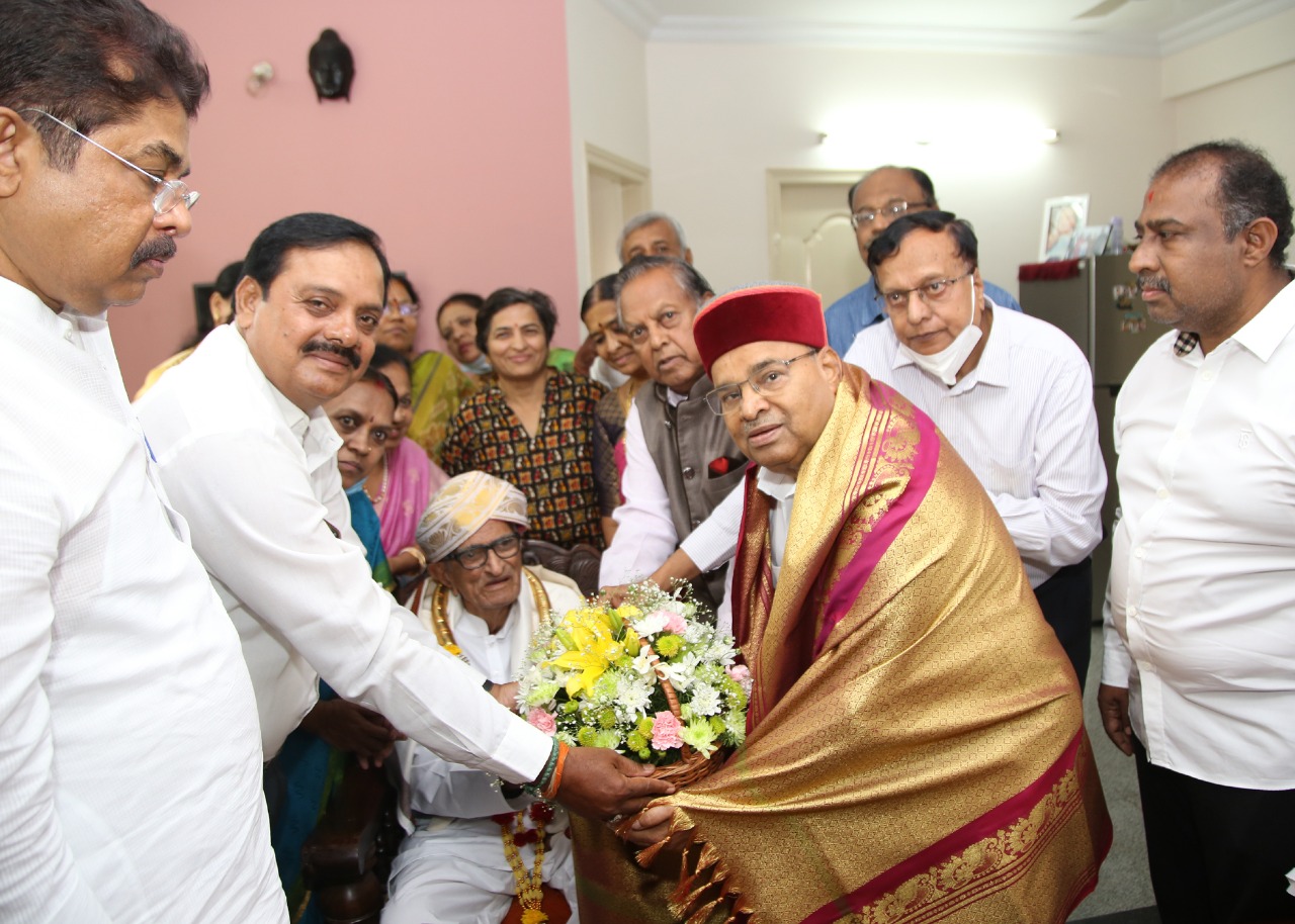 Quit India Karnataka Guv visits house of freedom fighters, honours them2
