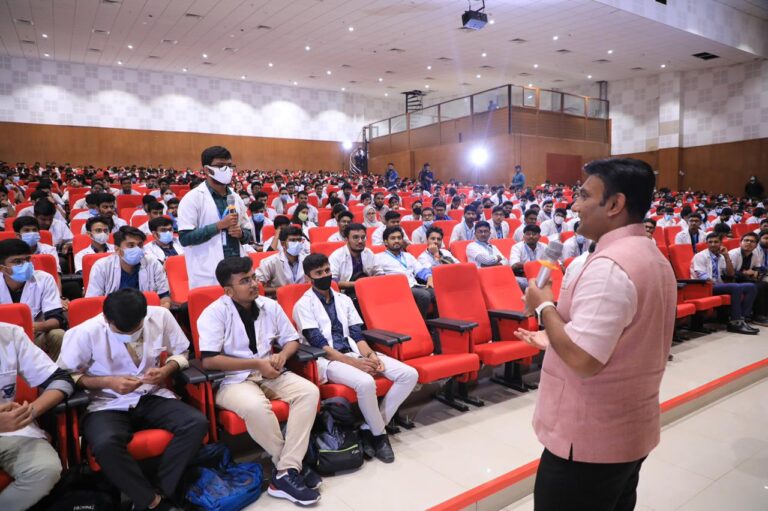 ವೈದ್ಯರ ಸುರಕ್ಷತೆಗೆ ಸರ್ಕಾರ ಕಟಿಬದ್ಧ, ಹಲ್ಲೆ ಮಾಡಿದವರ ವಿರುದ್ಧ ಸರ್ಕಾರ ಕಠಿಣ ಕ್ರಮ ವಹಿಸಿದೆ: ಆರೋಗ್ಯ ಮತ್ತು ವೈದ್ಯಕೀಯ ಶಿಕ್ಷಣ ಸಚಿವ ಡಾ.ಕೆ.ಸುಧಾಕರ್ 2 Minister Sudhakar interacts with medicos at BMCRI