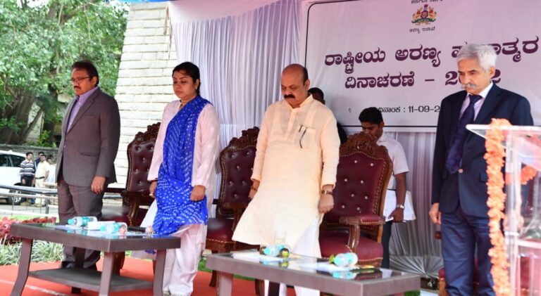 ಅರಣ್ಯ ಹುತಾತ್ಮರ ಪರಿಹಾರ: 30 ಲಕ್ಷ ರೂ.ಗಳಿಂದ 50 ಲಕ್ಷ ರೂ.ಗಳಿಗೆ ಏರಿಕೆ: ಸಿಎಂ ಬೊಮ್ಮಾಯಿ ಘೋಷಣೆ 1 Forest personnel dying in duty to get higher solatium of Rs 50 lakh Karnataka CM