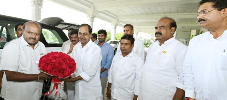 ದಸರಾ-ವಿಜಯದಶಮಿಗೆ ಪರ್ಯಾಯ ರಾಜಕೀಯ ಶಕ್ತಿಗೆ ಅಂಕುರಾರ್ಪಣೆ 8 Dussehra-Vijayadasami offering alternative political power, Telangana CM KCR held important discussion with HD Kumaraswamy