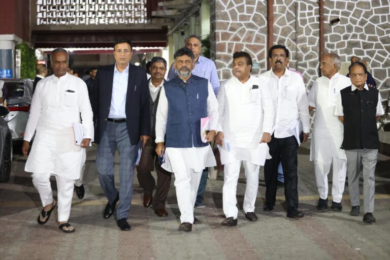 ಕಾಂಗ್ರೆಸ್ ನಿಯೋಗ ಸಿಇಸಿಯನ್ನು ಭೇಟಿ ಮಾಡಿ, ಕರ್ನಾಟಕದಲ್ಲಿ 'ಮತದಾರರ ವಂಚನೆ' ವಿರುದ್ಧ ಕ್ರಮಕ್ಕೆ ಕೋರಿದೆ 4 Cong delegation meets CEC, seeks action against 'voter fraud' in Karnataka