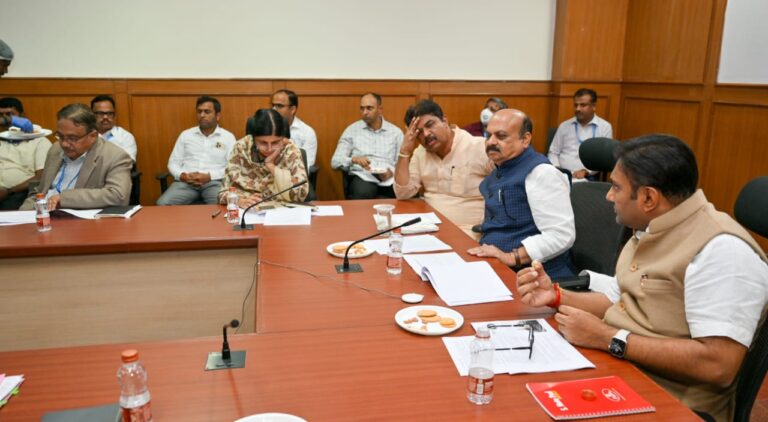 ILI, SARI ಸಮಸ್ಯೆ ಇರುವವರಿಗೆ ಕಡ್ಡಾಯ ಕೋವಿಡ್ ಪರೀಕ್ಷೆ, ಒಳಾಂಗಣ ಸ್ಥಳಗಳಲ್ಲಿ ಮಾಸ್ಕ್ ಧರಿಸಲು ಸೂಚನೆ: ಡಾ.ಕೆ.ಸುಧಾಕರ್ 3 COVID-19 Karnataka makes wearing of face masks mandatory in indoor locations1