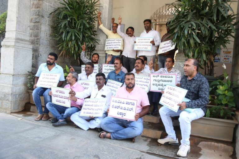 ಬಿಬಿಎಂಪಿ ಗುತ್ತಿಗೆದಾರರಿಗೆ ಕೊಡಲೆ ಹಣ ಬಿಡುಗಡೆಗಾಗಿ ಒತ್ತಾಯಿಸಿ ಗುತ್ತಿಗೆದಾರರ ಒಕ್ಕೂಟದಿಂದ ಅಹೋರಾತ್ರಿ ಧರಣಿ ಸತ್ಯಾಗ್ರಹ 2 BBMP Contractors protests demanding payments dues in Bengaluru